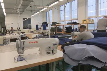 O pracující vězně je zájem. Pomáhají s šitím oblečení i kompletací nábytku