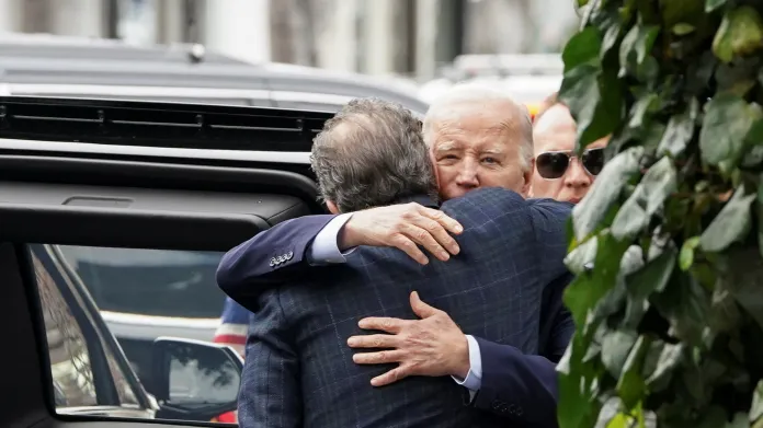 Joe Biden v objetí se synem Hunterem (snímek z února 2024)