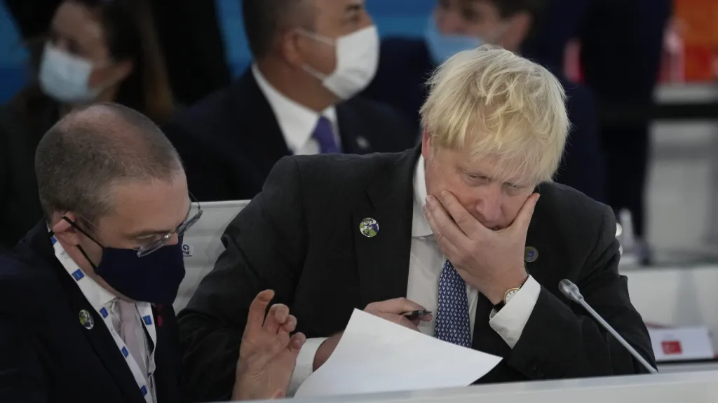 Britský premiér Boris Johnson (vpravo)