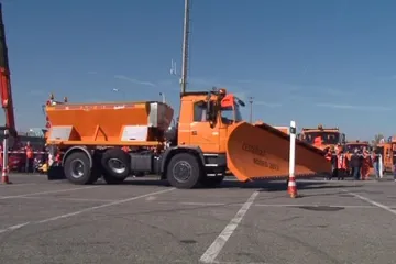 Silničáři závodili na brněnském okruhu. S posypovými vozy