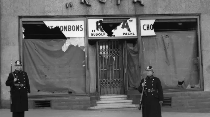 Zničený český obchod během sudetoněmeckého povstání