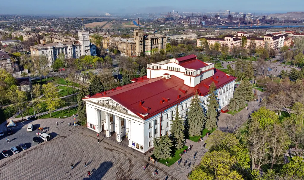 Divadlo v Mariupolu, květen 2021