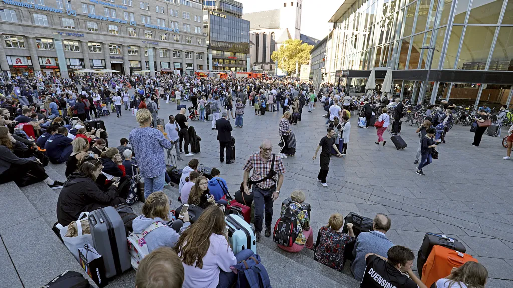 Lidé evakuovaní z nádraží v Kolíně nad Rýnem