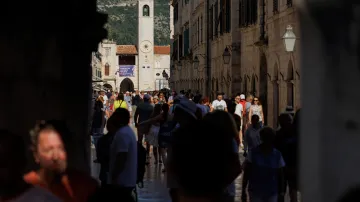 Turisté procházejí Dubrovníkem
