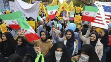 Před bývalou ambasádou USA v Teheránu demonstrovaly tisíce lidí