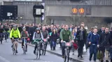 Účastníci londýnské MHD přejíždějí a přecházejí most Waterloo v době probíhající stávky metra