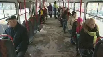 Cestující tramvají