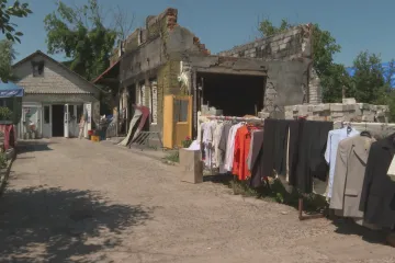 Ukrajinská vesnice, ze které místní opět chtějí mít místo k životu. Pomáhají si, jak mohou