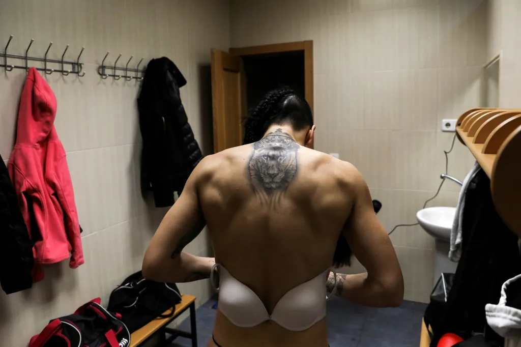 Miriam Gutierrez „La Reina“ neboli královna se chystá k souboji o titul mistryně světa v boxu. Miriam tímto způsobem delší dobu bojuje za práva žen ve Španělsku. Od té doby, co byla sama napadena vlastním partnerem, když byla v jiném stavu.