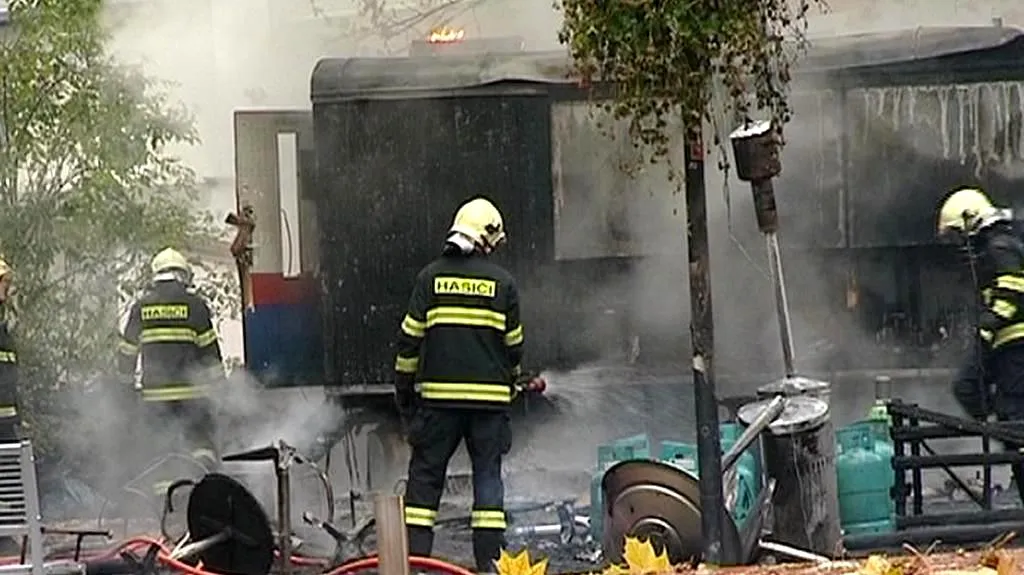 Hasiči zasahují u požáru stanu