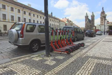 Hradec Králové trápí sdílené koloběžky. Míst je málo a lidé je nechávají, kde nemají