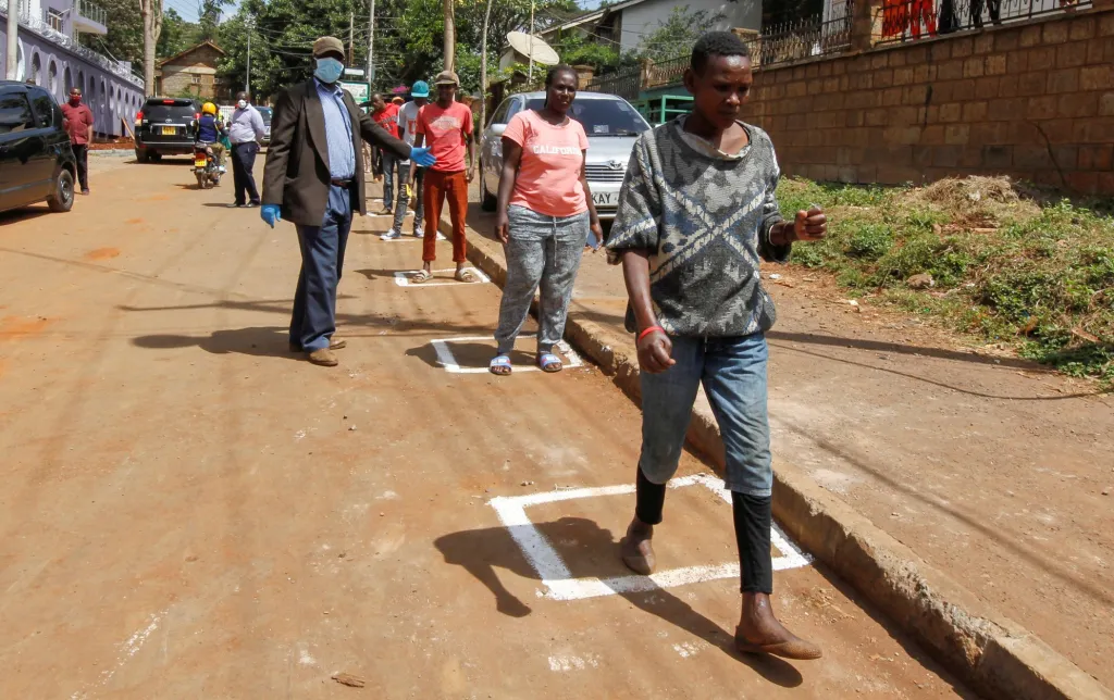Civilisté v keňském Nairobi čekají ve frontě na jídlo ve vymezených čtvercích