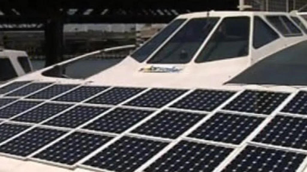 Solární panely na prototypu lodi
