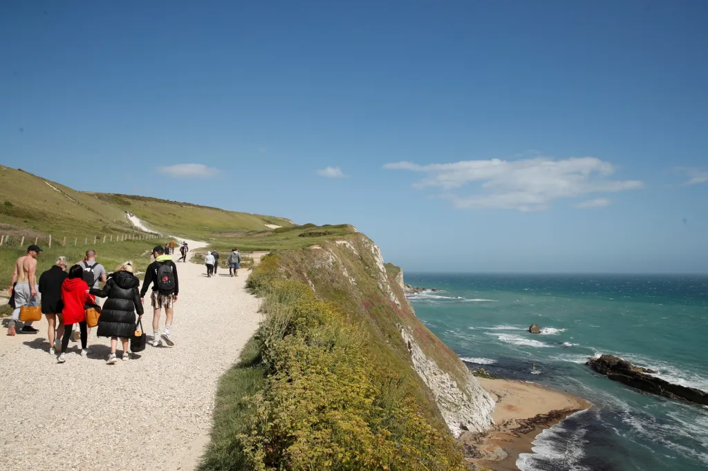 Pobřeží v jižní části Anglie Jurassic Coast navštěvuje v době koronavirových opatření více turistů