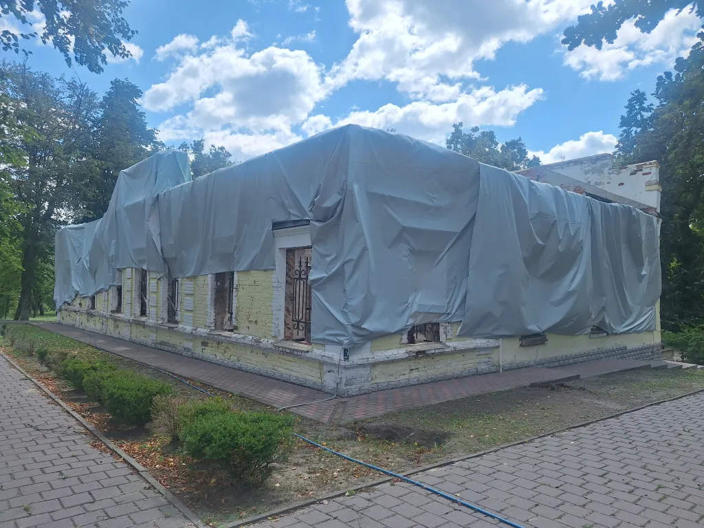 Provizorně zakonzervované muzeum po ruském útoku