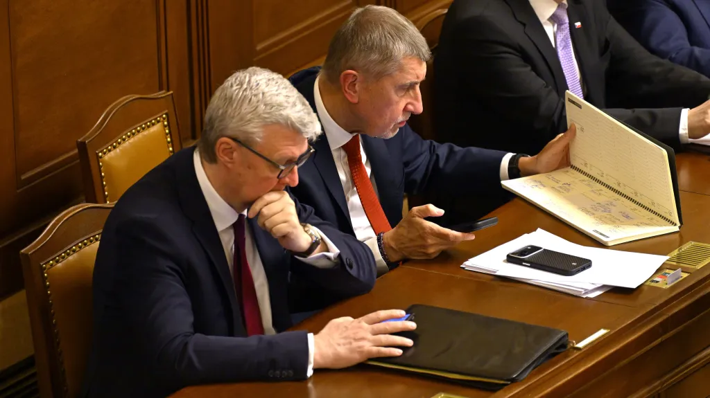 Karel Havlíček a Andrej Babiš (oba ANO) během sněmovního jednání o důvěře vládě