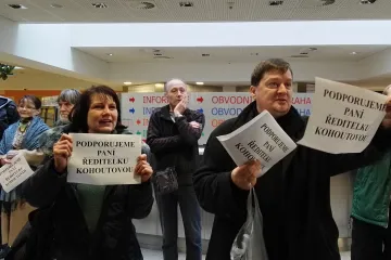 Soud o muslimský šátek v pražské škole narušili odpůrci islámu i zpěv hymny