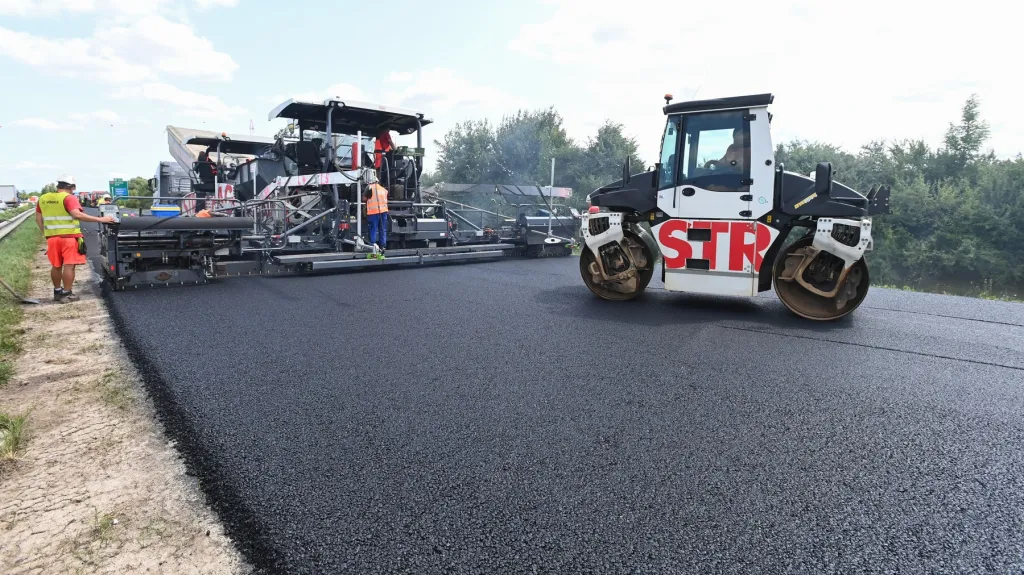 Pokládka asfaltového povrchu na dálnici D1 v úseku od Vyškova po Kroměříž