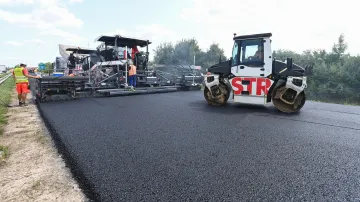 Pokládka asfaltového povrchu na dálnici D1 v úseku od Vyškova po Kroměříž