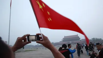 Turisté si fotografují náměstí Tchien-an-men