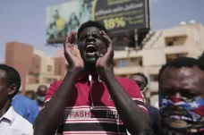 V Súdánu vyšly na protest proti vojenskému převratu do ulic statisíce lidí