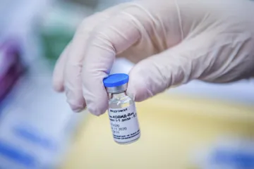 Ruská vakcína změnila názor dezinformátorů. Místo veškerého očkování nově odmítají jen to západní