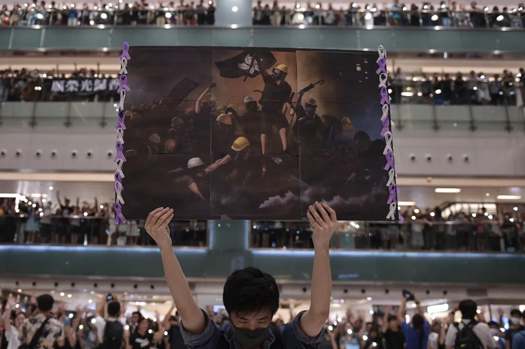 Nominace v sekci fotografický soubor: Nicolas Asfouri se souborem Hong Kong Unrest (Nepokoje v Hongkongu). Protesty v Hongkongu začaly na konci března v reakci na vládní návrhy umožňující vydávat občany města ke stíhání do pevninské Číny