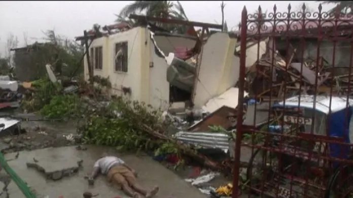 Do oblasti postižené tajfunem Haiyan míří pomoc ze všech stran