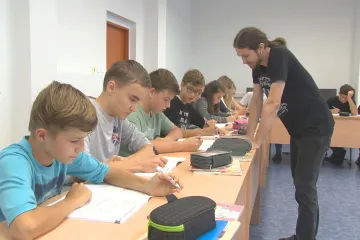 Ministr Plaga nabízí školským odborům v roce 2021 růst tarifních platů o osm procent