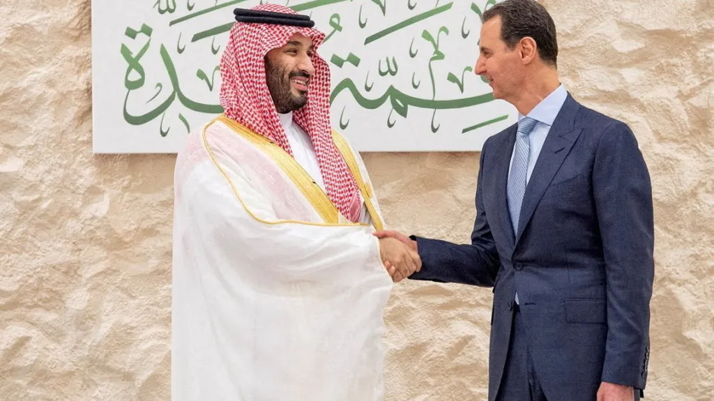 Saúdský korunní princ Muhammad bin Salmán a syrský vládce Bašár Asad v květnu 2023