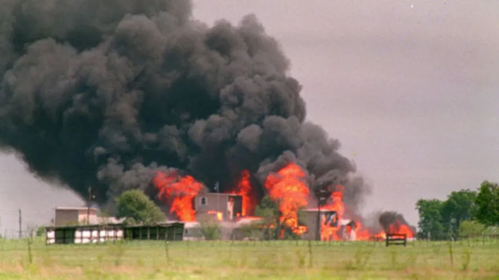 Požár sídla sekfy davidiánů v roce 1993