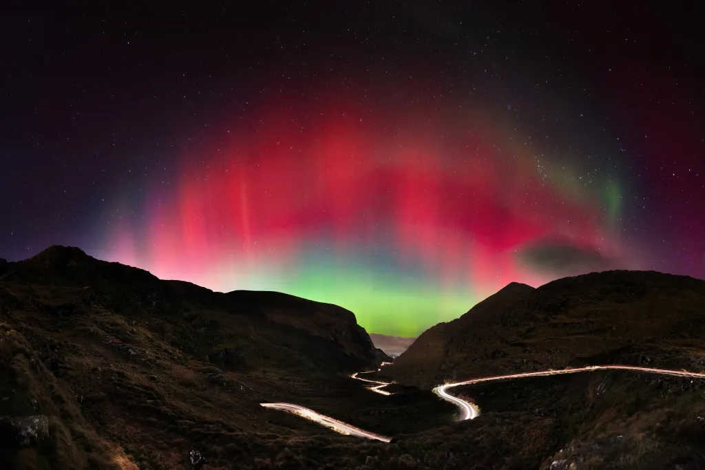 Goran Loncar: průsmyk Dunloe v Irsku: Sluneční bouře v průsmyku Dunloe

Průsmyk Dunloe v hrabství Kerry během solární bouře v říjnu loňského roku – podmínky byly naprosto ideální: jasná obloha a žádný měsíc na obzoru. To se v Kerry stává málokdy, zejména s tak intenzivními barvami polární záře, která osvětluje oblohu