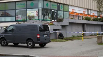 Před plzeňským obchodním centrem ležel funkční granát