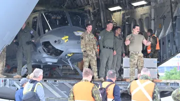 Vykládka posledních dvou vrtulníků UH-1Y Venom pro 22. základnu vrtulníkového letectva z paluby nákladního letounu C-17 Globemaster