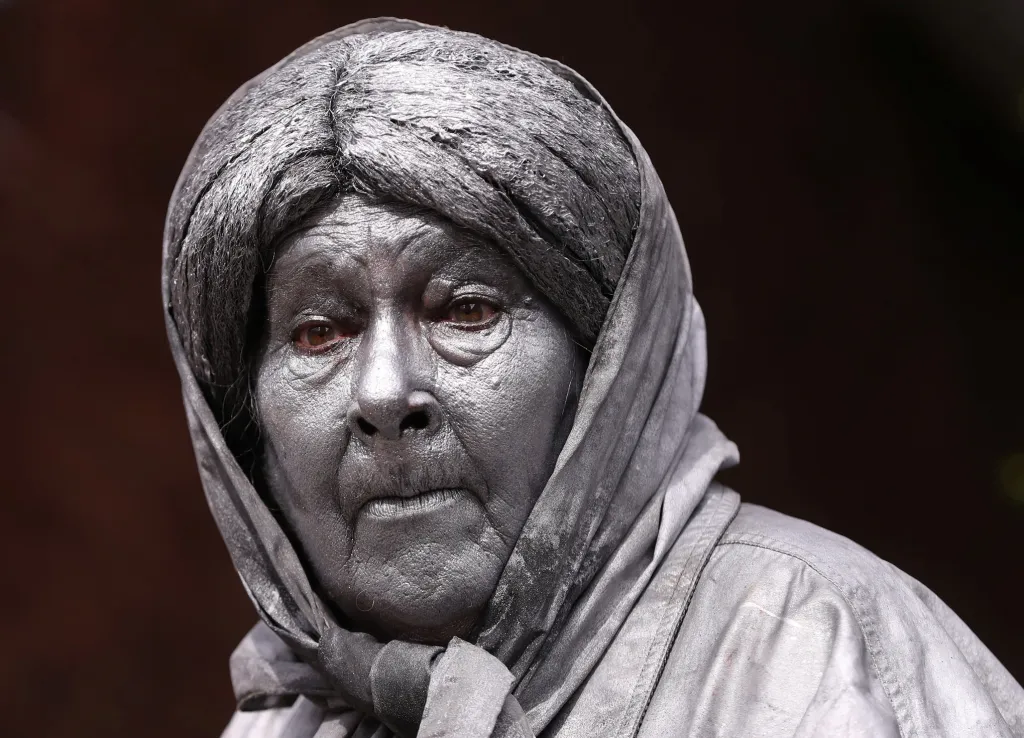 Podobu „Babičky“ od Boženy Němcové ztvárnil muž ve stejnojmenné soše