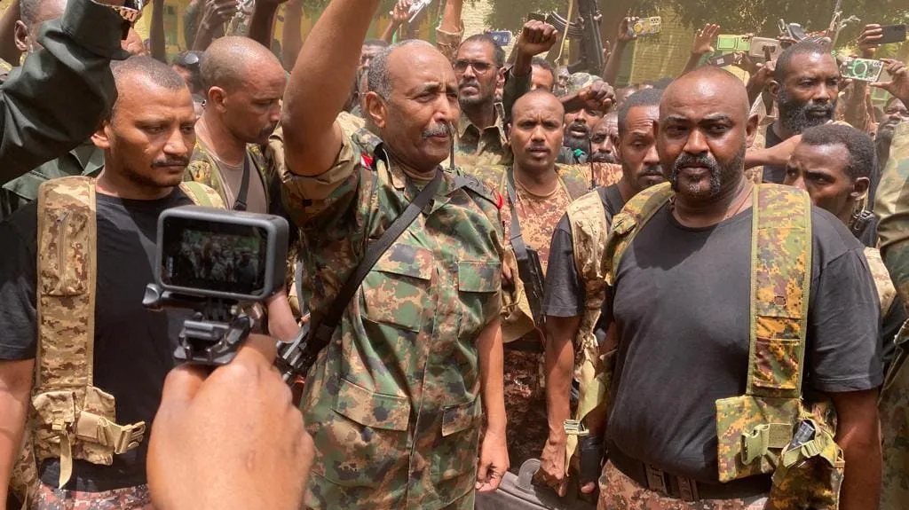 Generál Abdel Fatáh al-Burhán mezi vojáky súdánské armády