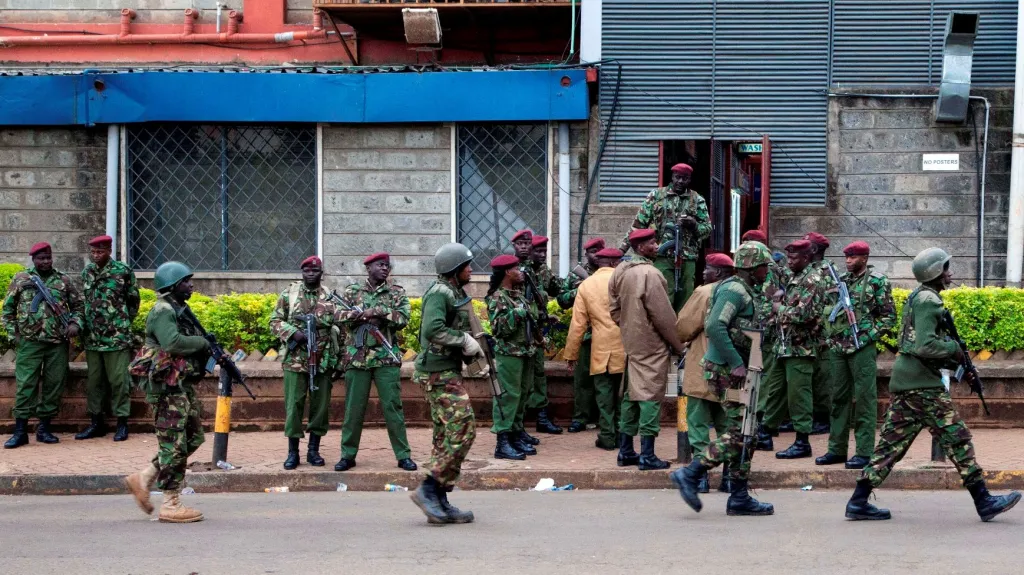 Vojáci před nákupním centrem v Nairobi