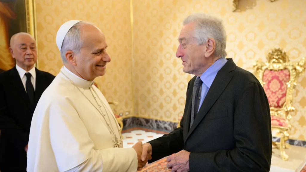 Papež Lev XIV. při setkání s hercem Robertem De Nirem ve Vatikánu (listopad 2025)