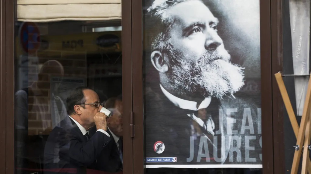 Francois Hollande v kavárně La Taverne du Croissant v Paříži