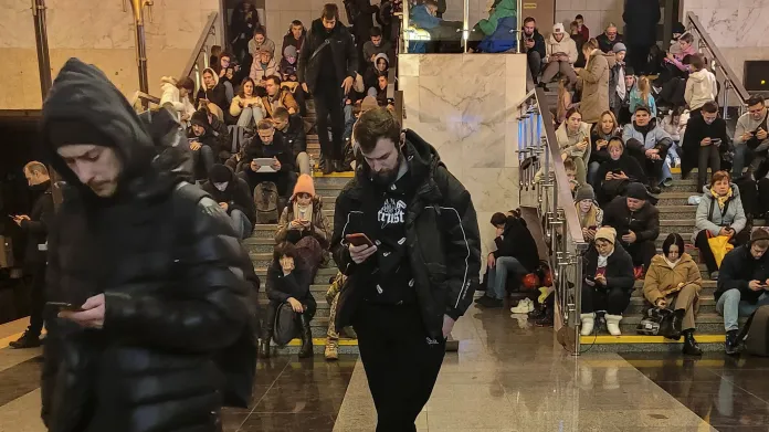 Obyvatelé Kyjeva se schovávají v metru před ruským útokem (16. 12. 2022)