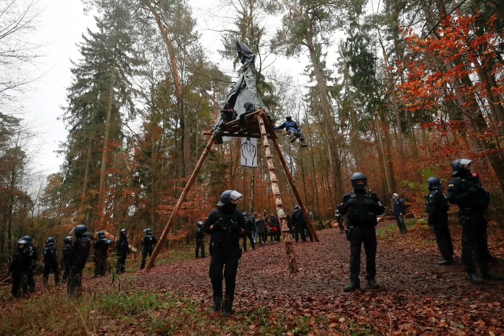Aktivisté blokují v Německu výstavbu dálnice A49 v lese Dannenroeder
