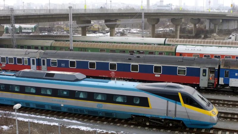 Leden 2006: „Mrtvé“ Pendolino po poruše na odstavné koleji v Praze