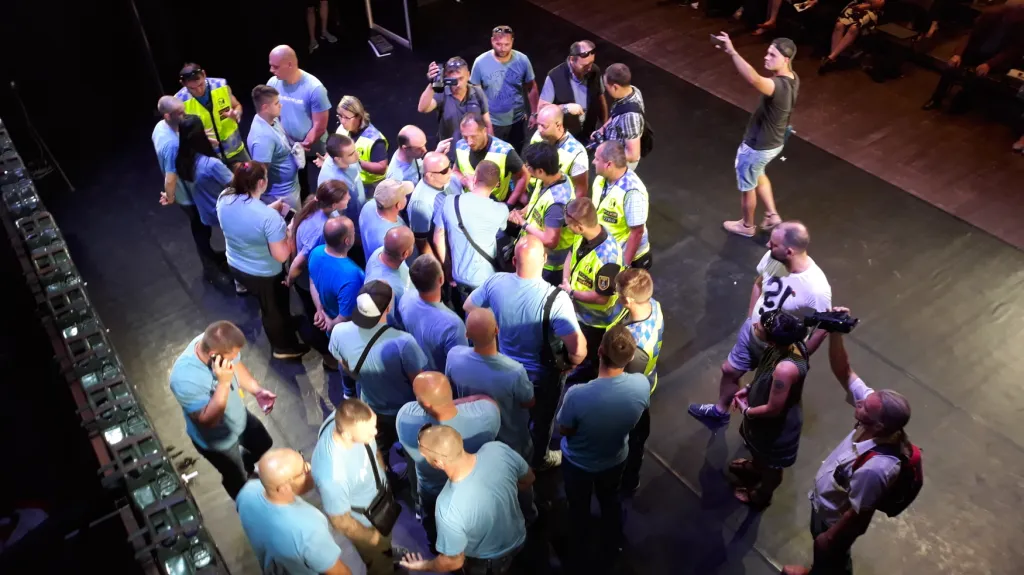 Členové hnutí Slušní lidé přerušili Frljičovu hru