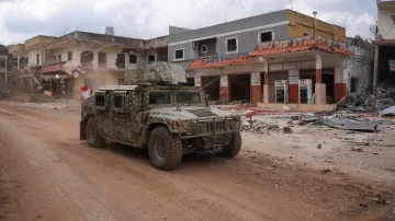 Libanonské vojenské vozidlo jede po stažení izraelských vojsk v jiholibanonské vesnici Mays al-Jabal