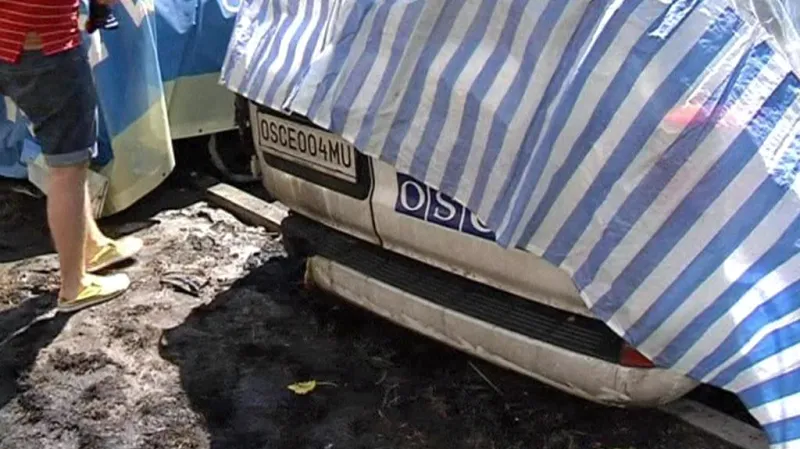 Následky žhářského útoku na vozidla OBSE na Ukrajině
