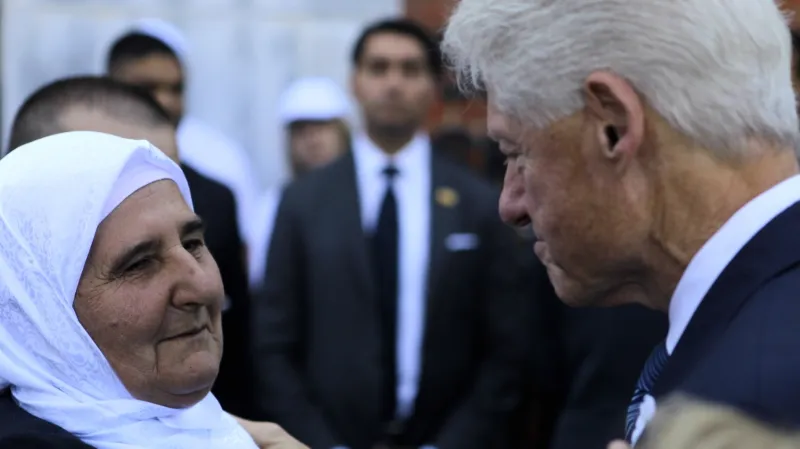 Munira Subašićová a Bill Clinton při pietě za oběti srebrenické tragédie