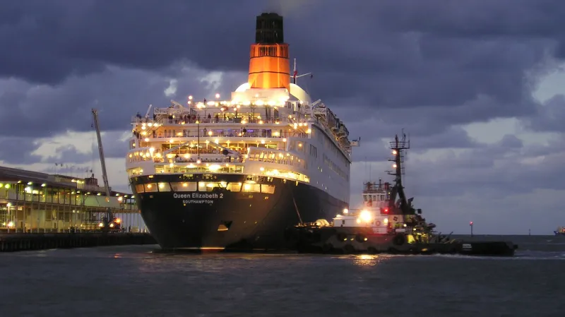 Specialitou obří výletní lodi byly cesty kolem světa pro nejbohatší klientelu, hvězdy showbyznysu, politiky, celebrity. Do provozu byla Queen Elizabeth 2 uvedena v roce 1969.