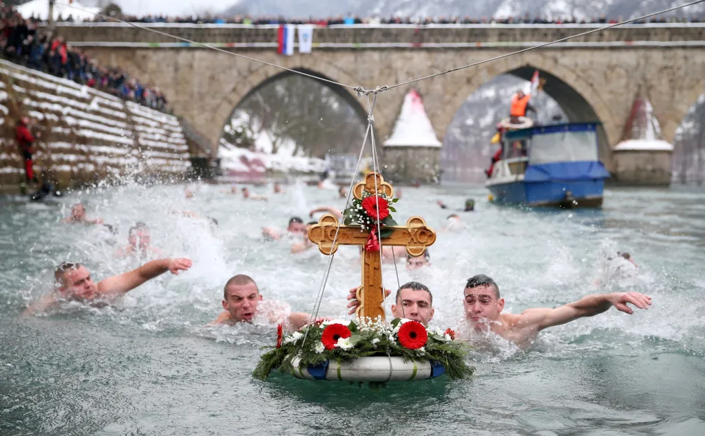 Během Epifanie (svátku Tří králů) se do ledové vody pouštějí mladí muži, aby na břeh, do bezpečí, dopravili kříž. Snímek vznikl 19. ledna ve Višegradě, v Bosně a Hercegovině
