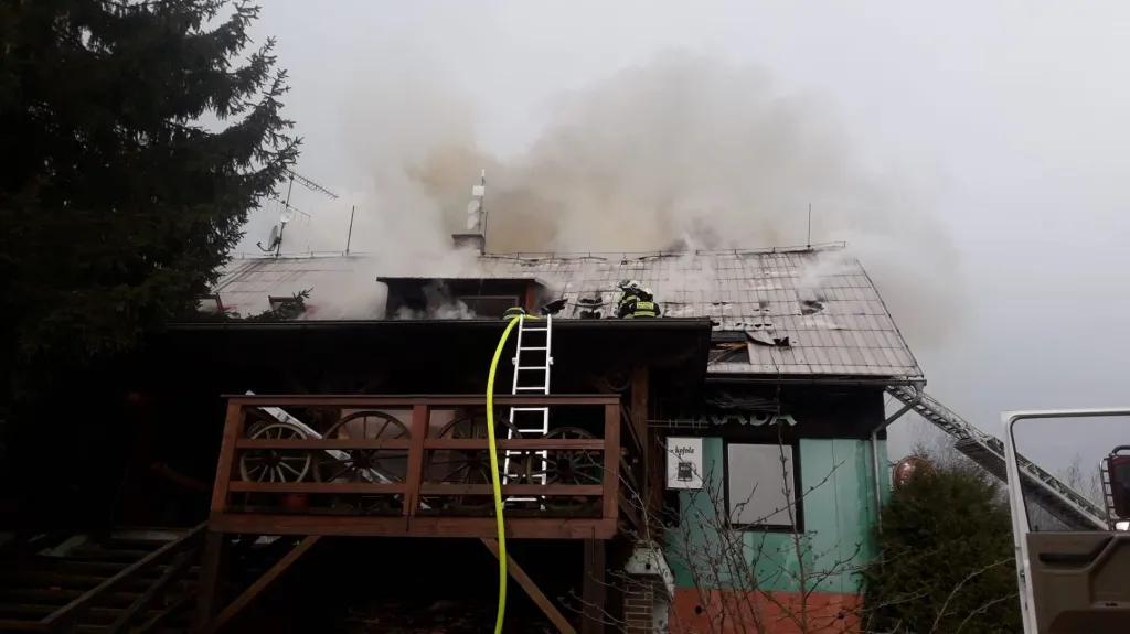 Požár penzionu v obci Brada-Rybníček