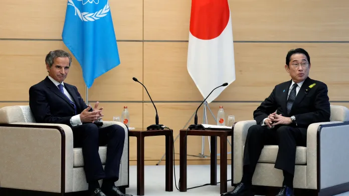 Šéf MAAE Rafael Grossi a japonský premiér Fumio Kišido